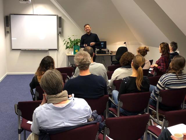 Guido Wüner leading a team training session, talking with a group of participants