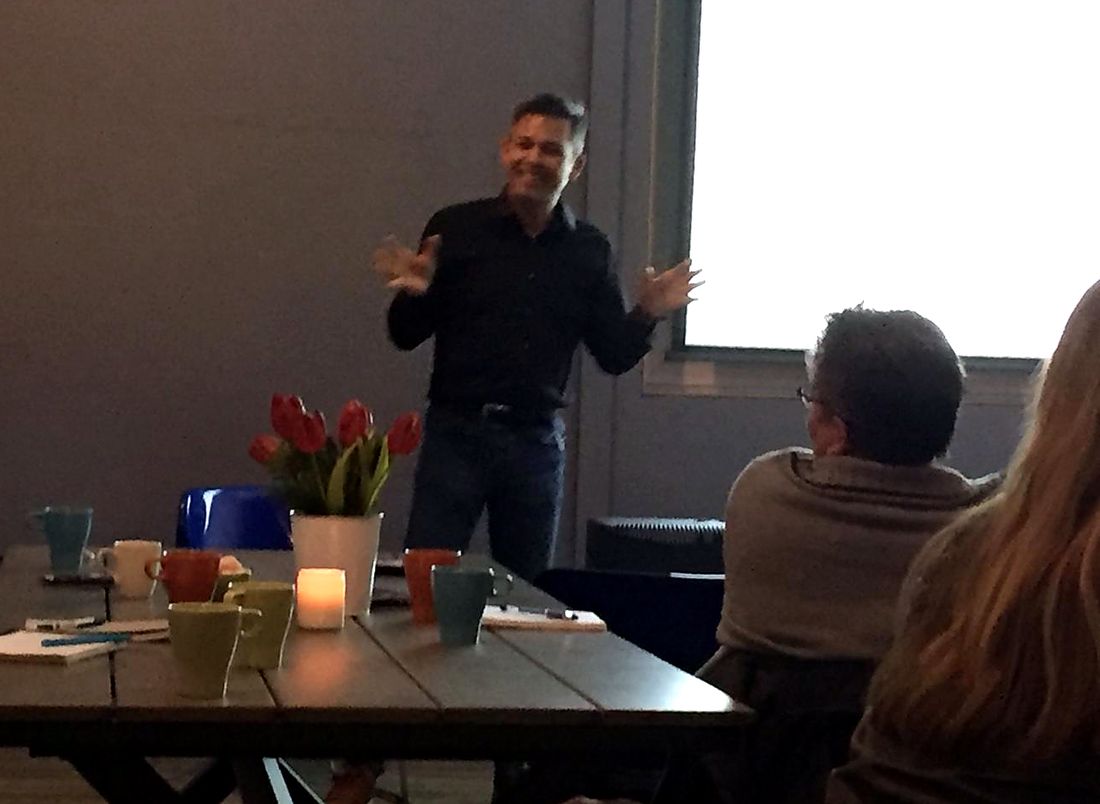 Guido Wüner in gesprek met een groep leidinggevenden