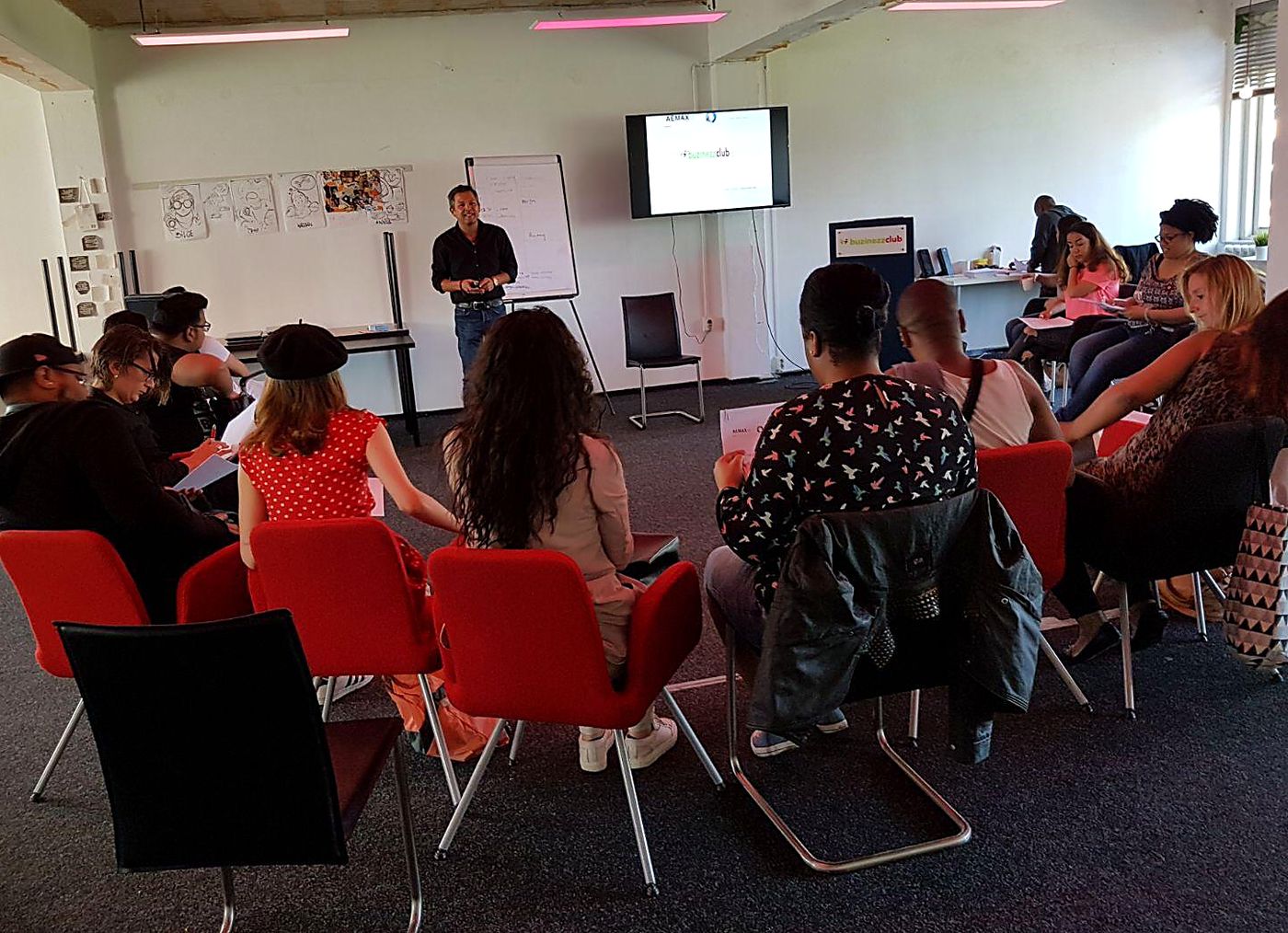 Guido Wüner geeft een workshop aan een groep deelnemers